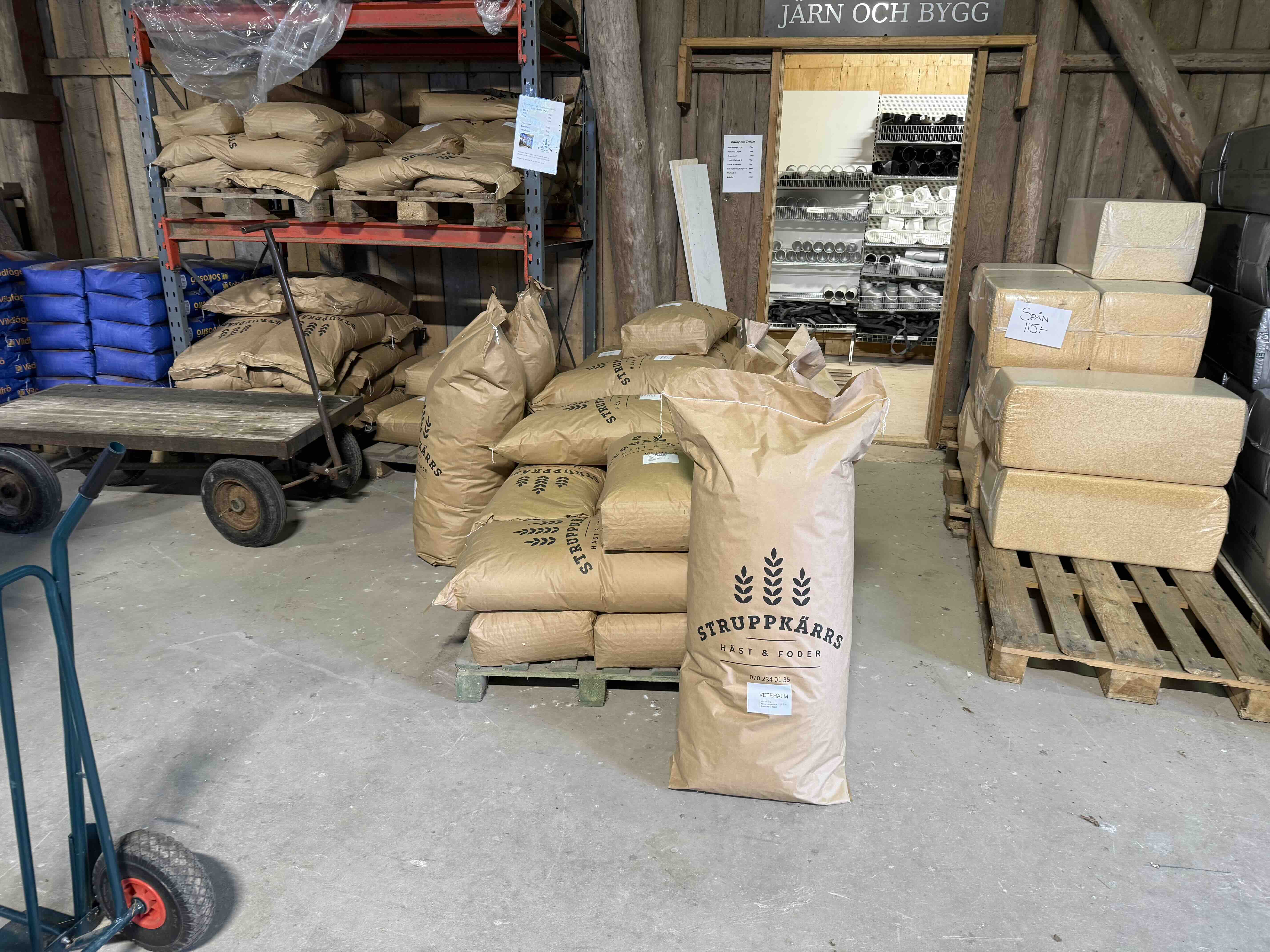 Grimor i arbete i skogsbryn